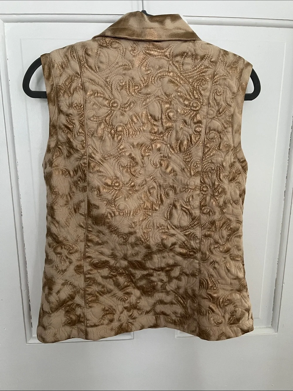 Weekends by Chico’s size 0 equivalent to small/4 tan gold vest zip front